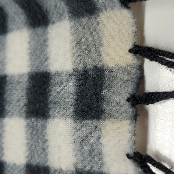 Black and White Checkered Fleece Scarf - Picture 11 of 12